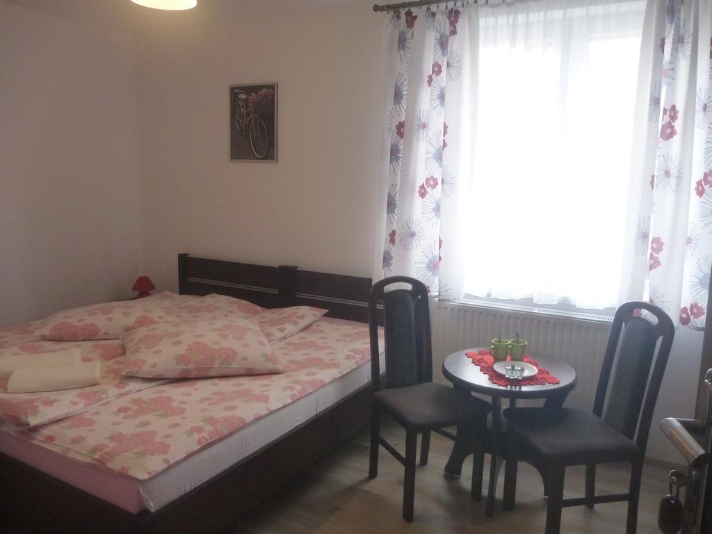 Osrodek Wypoczynkowy Nad Stawem - Holiday Resort By The Lake - Erholungsheim Am See - Prazdninovy Dum U Jezera 쿠도바-즈루이 외부 사진