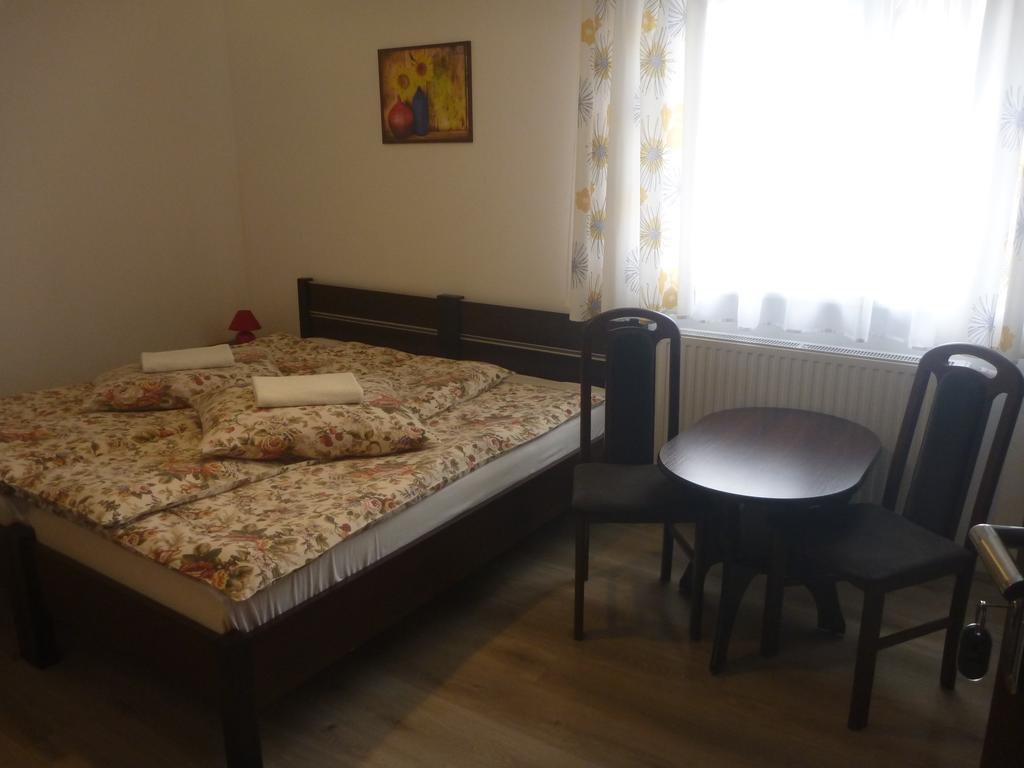 Osrodek Wypoczynkowy Nad Stawem - Holiday Resort By The Lake - Erholungsheim Am See - Prazdninovy Dum U Jezera 쿠도바-즈루이 외부 사진